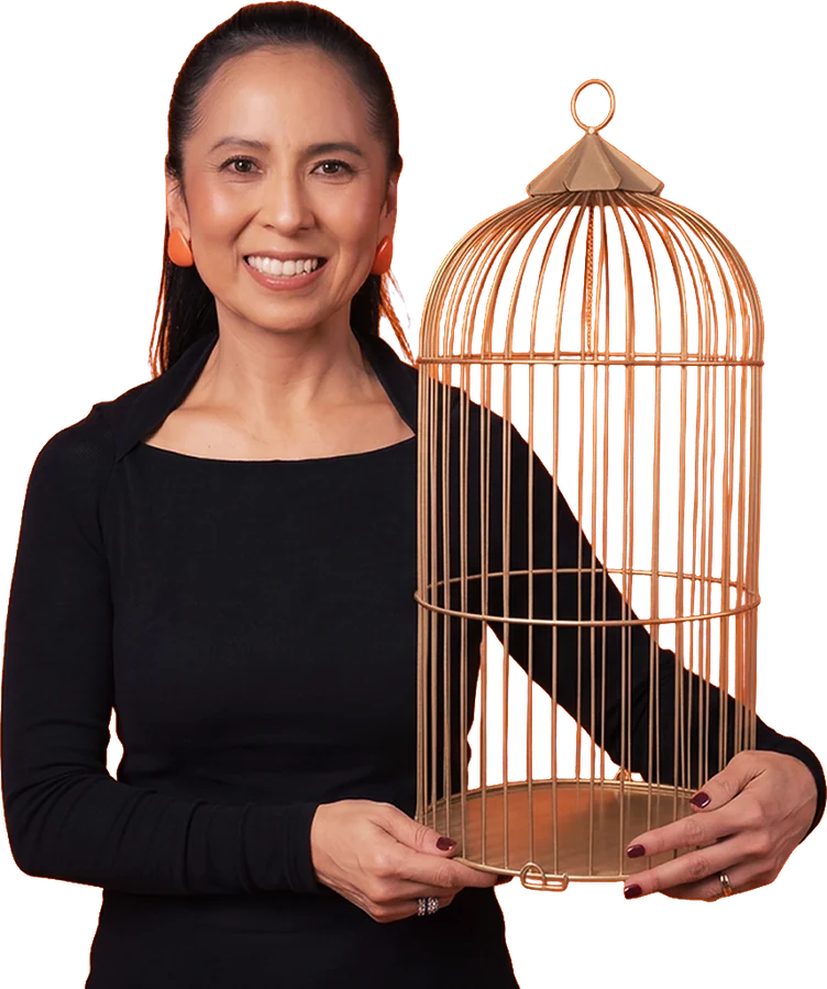 Tannia Fukuda segurando a gaiola do Caboré
